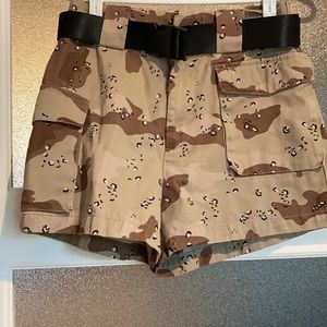 Aritzia TNA shorts in beige camo - Size Small